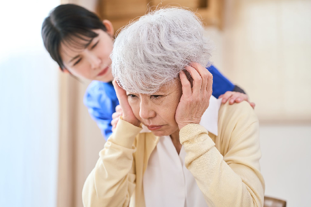 失智症情緒失控怎麼辦?認識BPSD行為症狀、原因與照顧方式